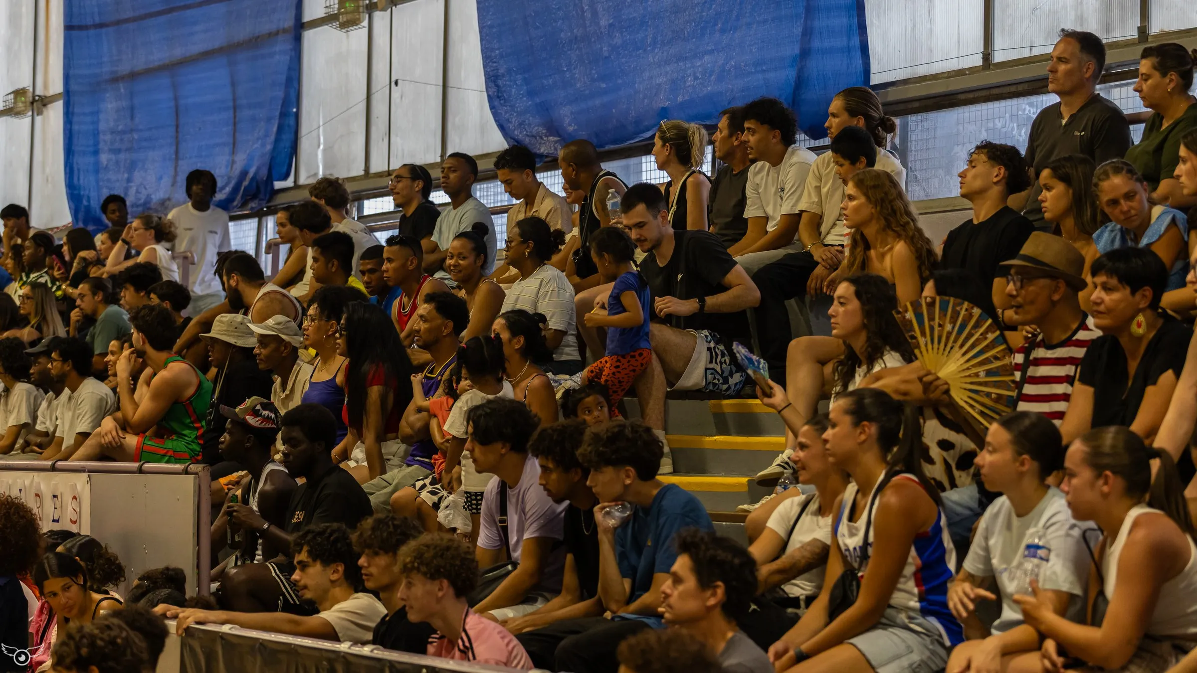 Les tribunes pleines d'un gymnase pendant une soirée de la Ligue CourtCuts à Montpellier
