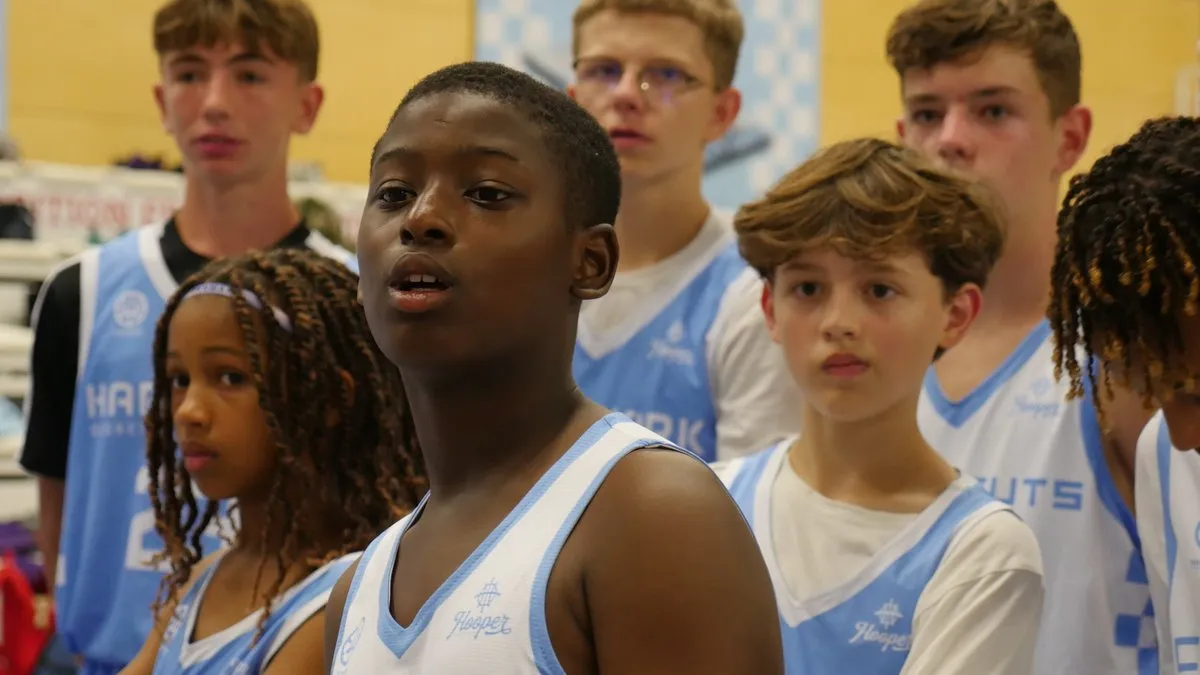 Jeunes joueurs en maillot lors d'un camp CourtCuts